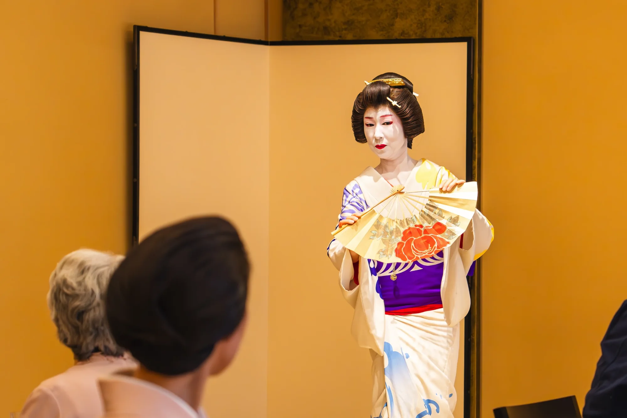 浅草 都鳥のお座敷で扇を使い演舞する芸者