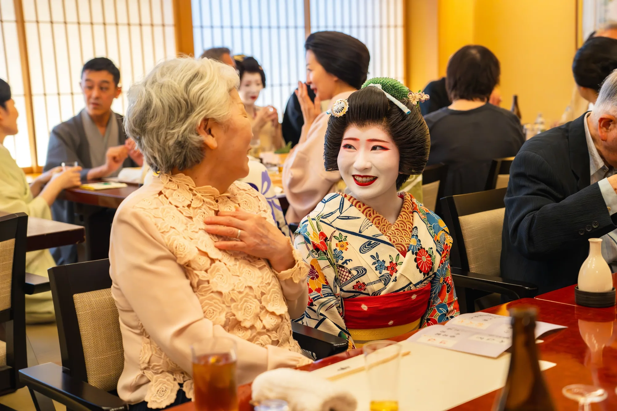浅草 都鳥のお座敷でお客様と交流する舞妓