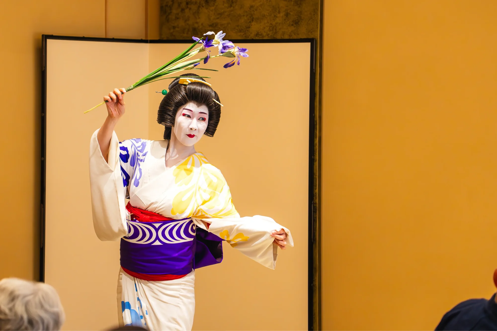 浅草 都鳥のお座敷で花を使い演舞する芸者