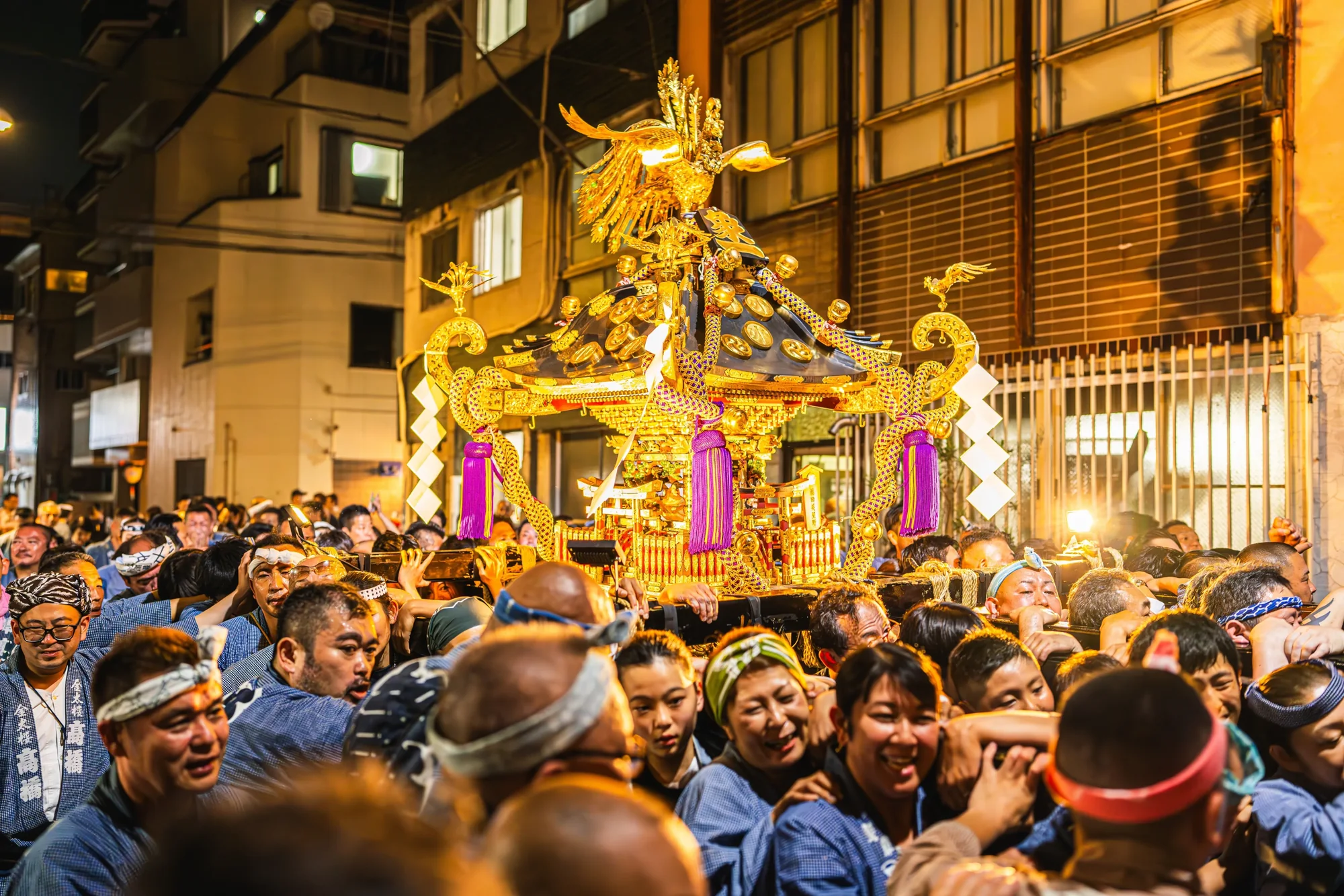 浅草の三社祭で担がれる神輿
