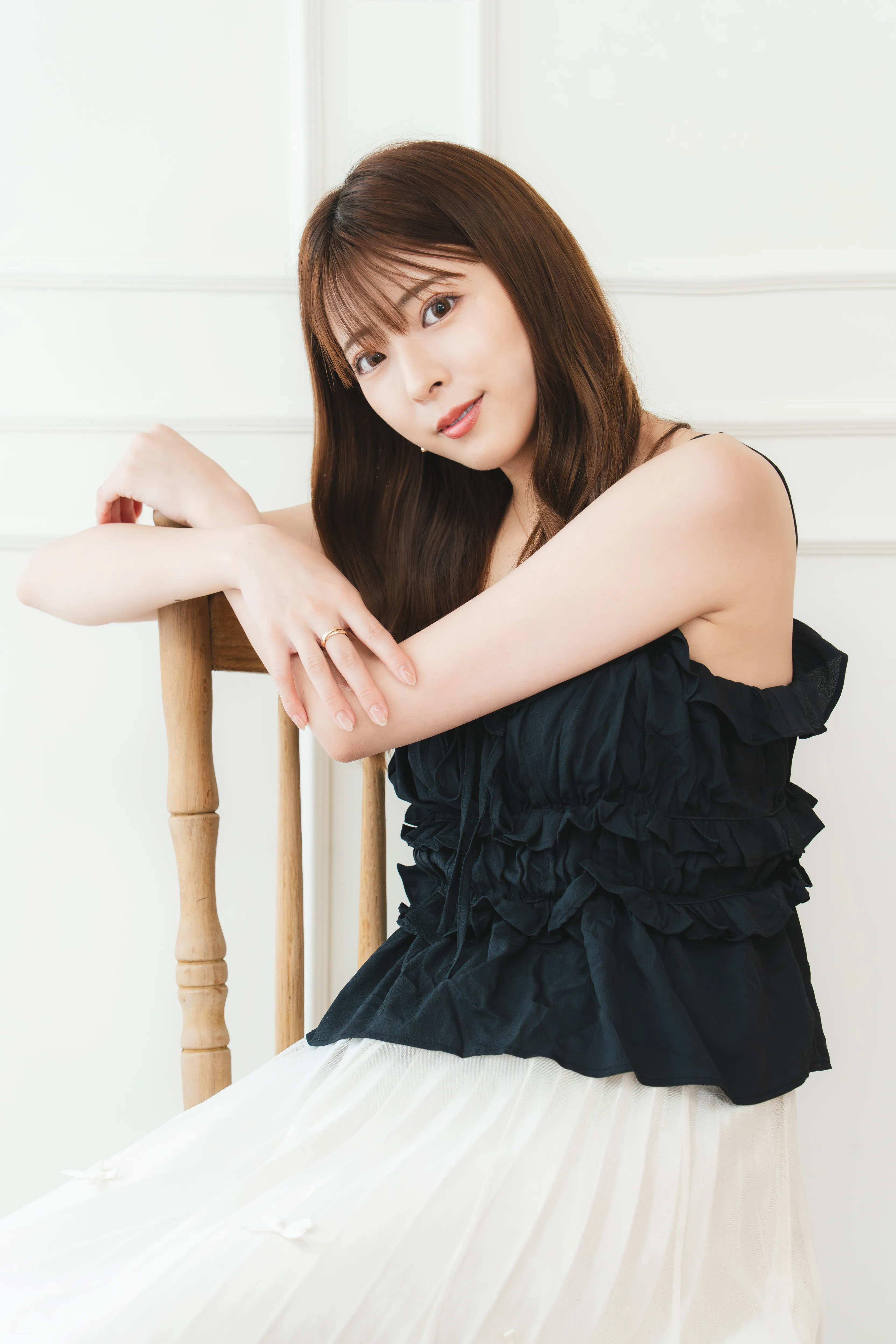 黒いトップスと白いスカート姿で椅子に腕を置く榎本千紘様のプロフィール写真