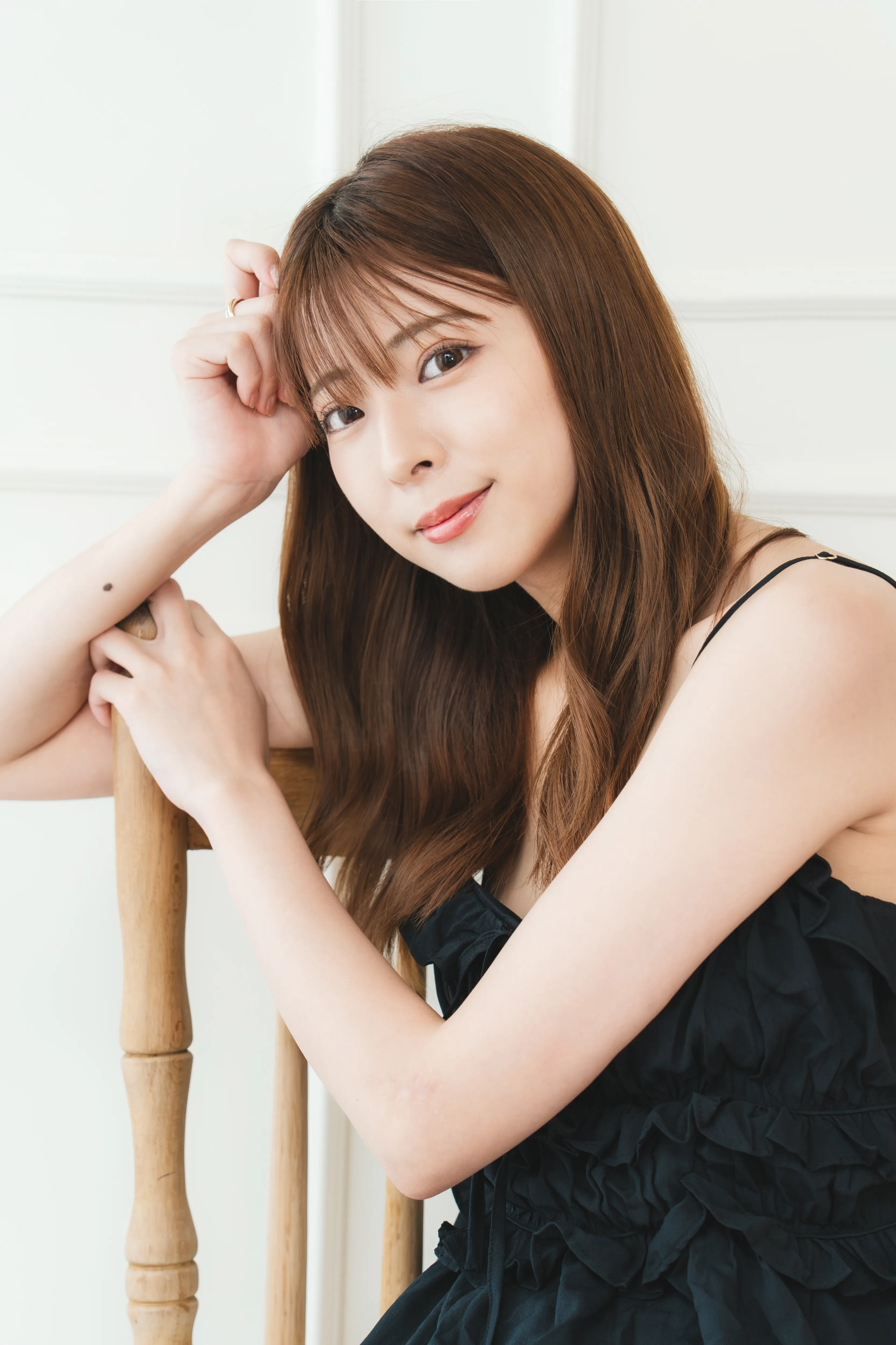 柔らかな自然光の中でカメラを見つめる榎本千紘様のアッププロフィール写真