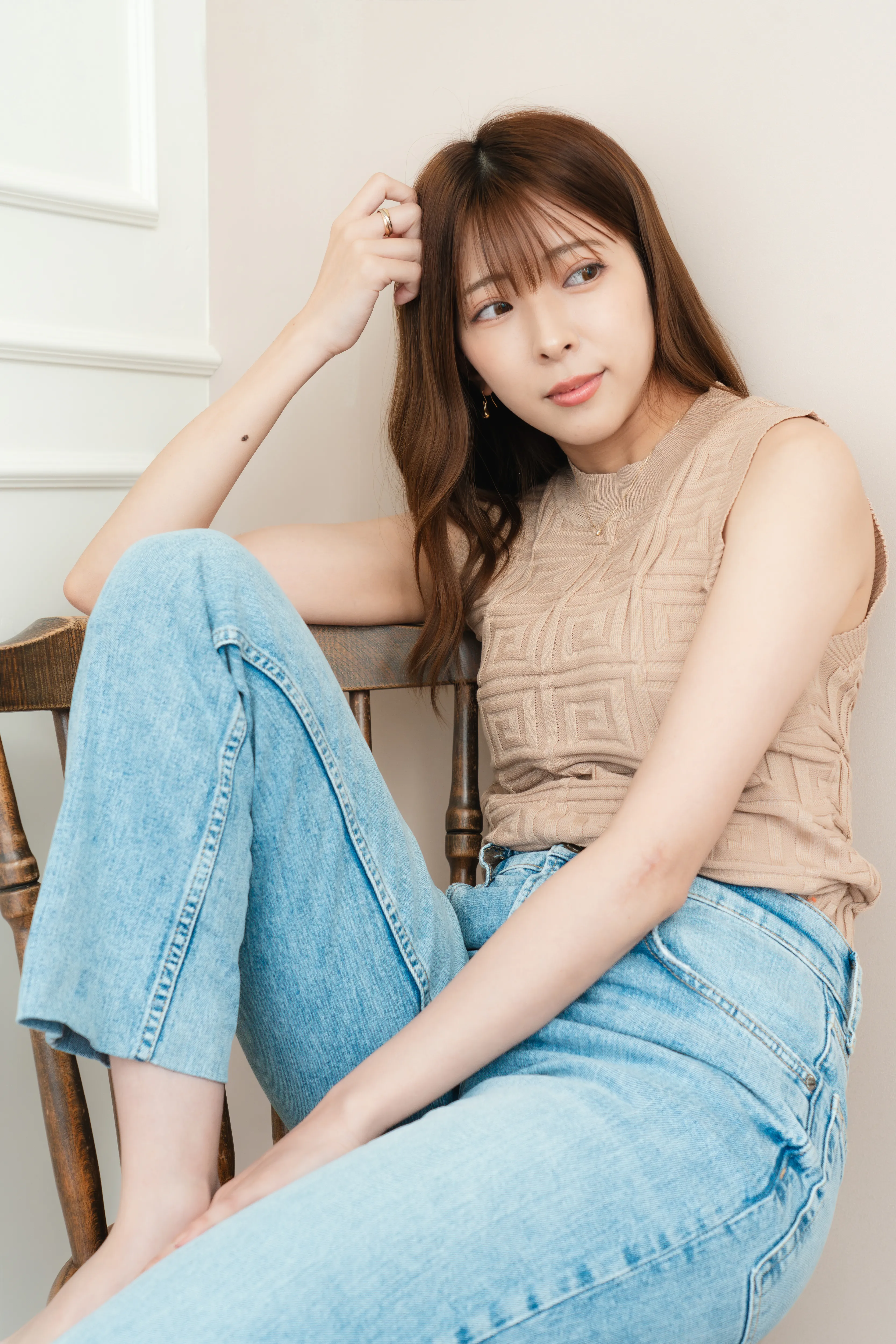 椅子に座り自然に視線を外す榎本千紘様のSNS用プロフィール写真