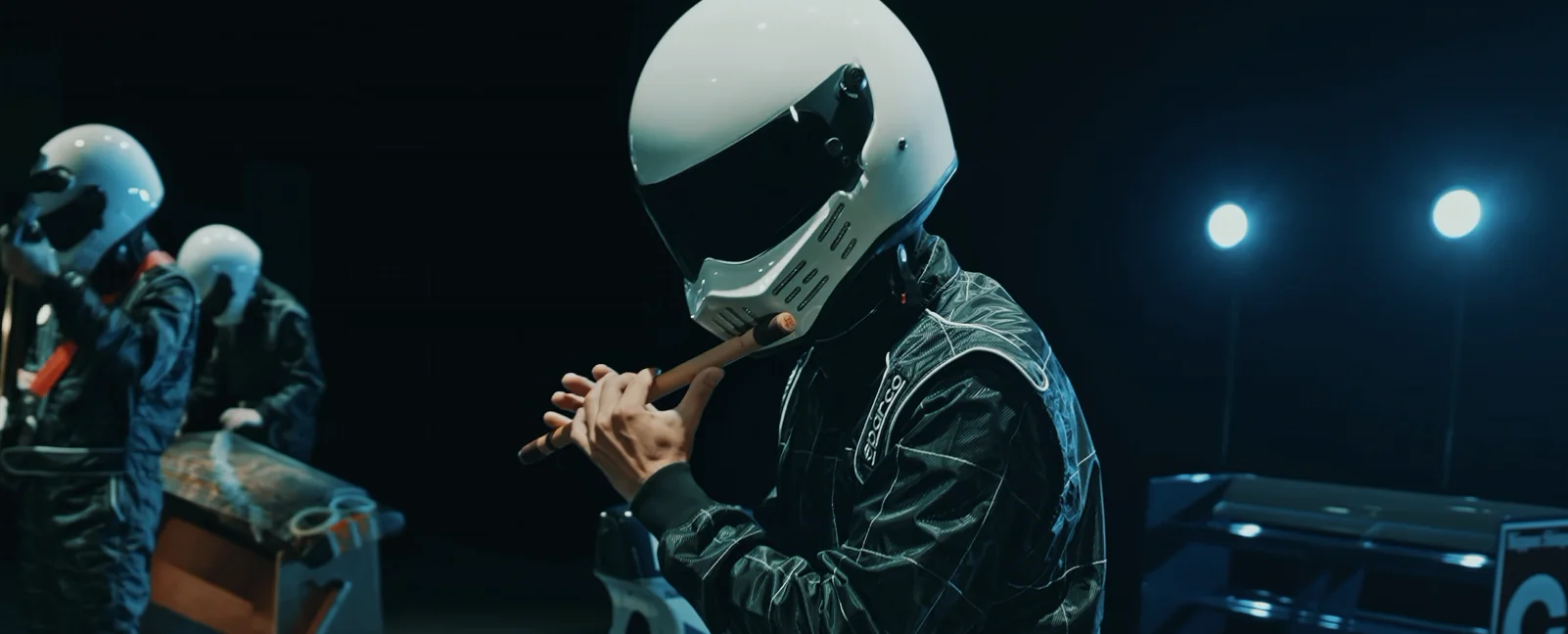 ヘルメット姿で篠笛を演奏するシーン
