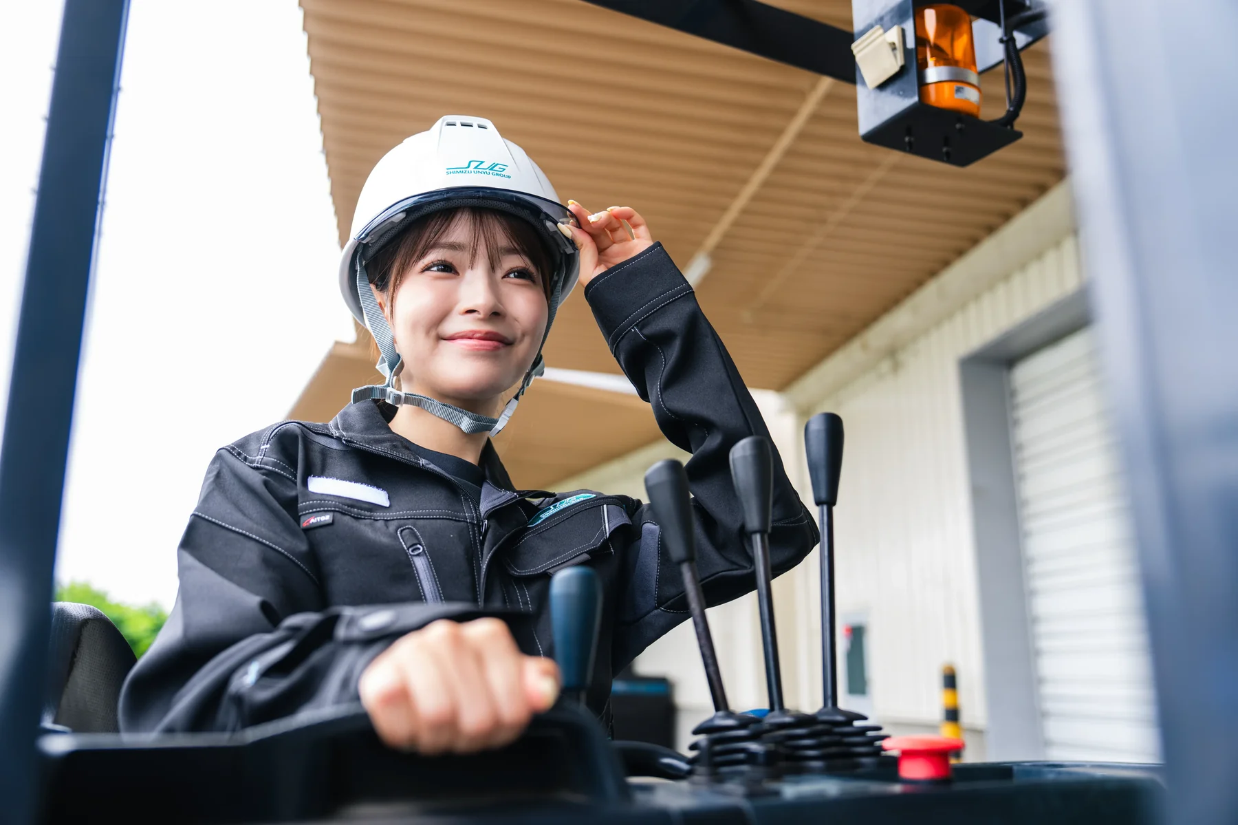運輸業の採用ブランディング撮影｜整備機器を操作する整備士