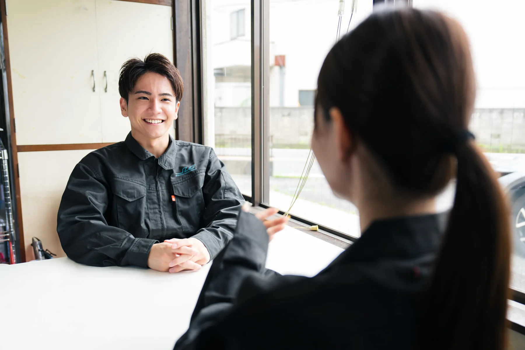 コーポレートサイト用写真撮影｜室内での打ち合わせ