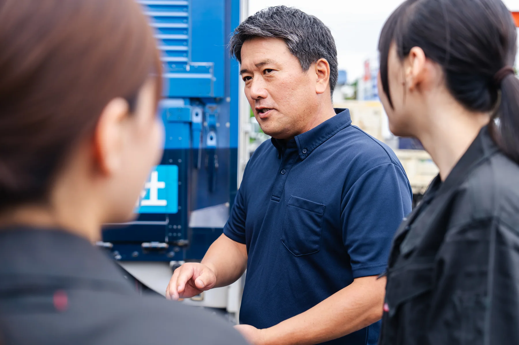 採用広報撮影｜男性スタッフ同士の現場ミーティング