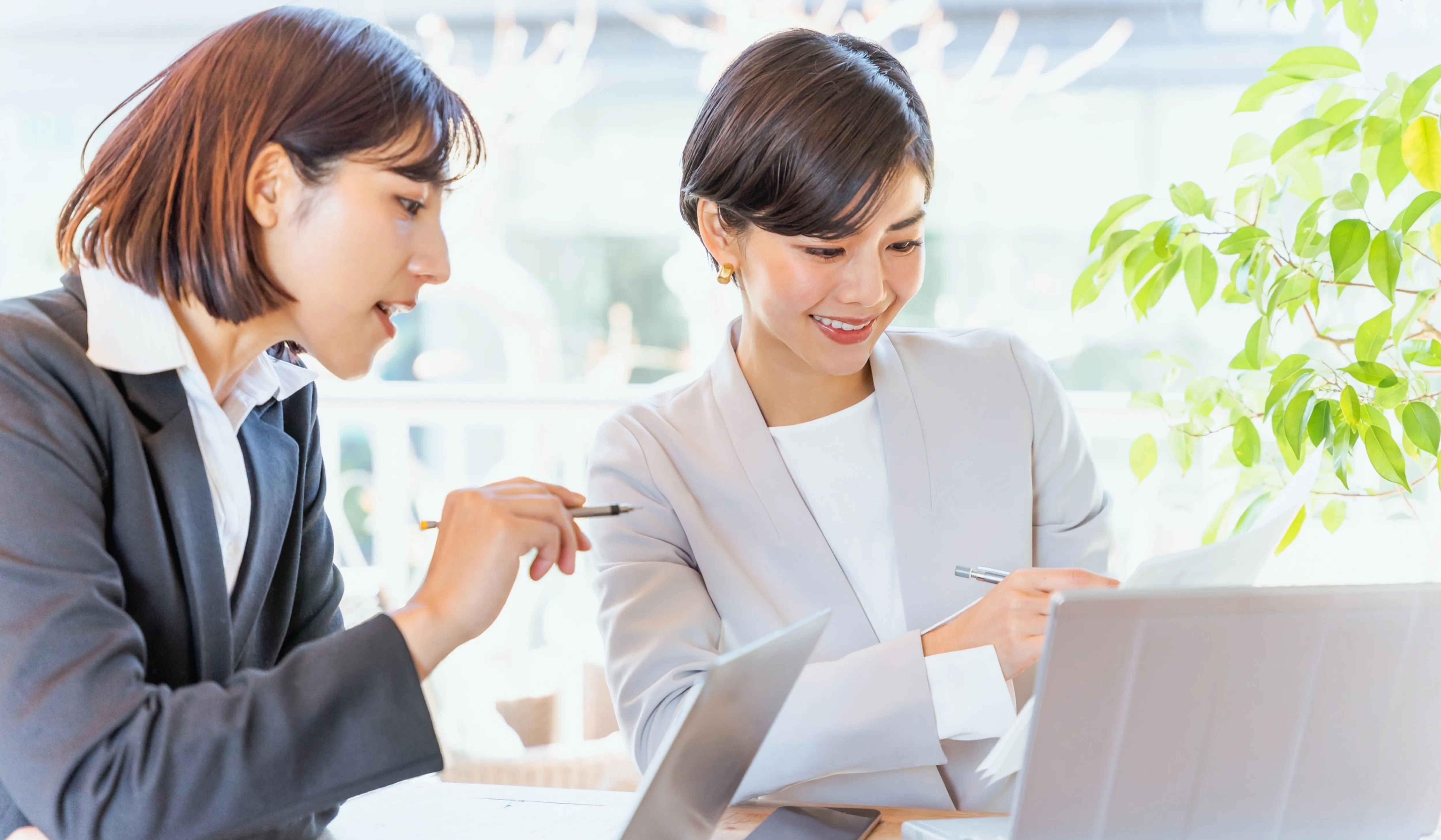 採用サイト用に撮影したチームでの打ち合わせ風景