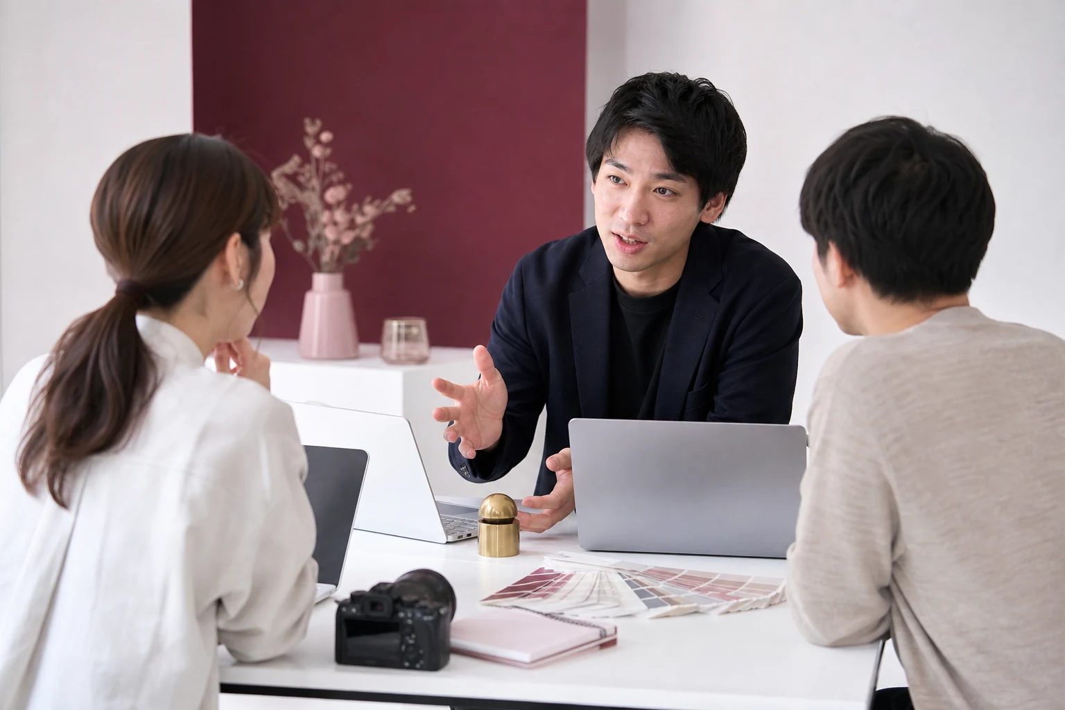 ブランドの展開と運用について打ち合わせるチーム
