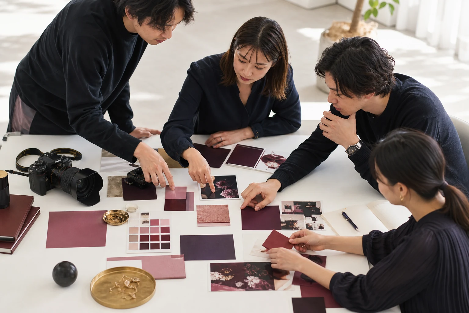 写真や色見本を並べ、ブランドのビジュアル表現を検討するチーム
