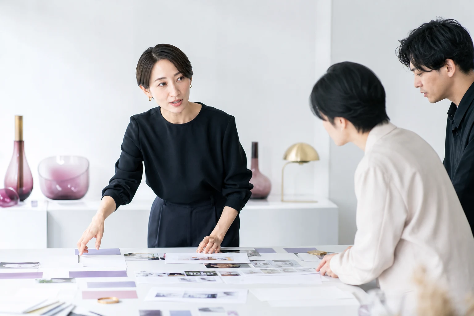 資料を囲み、ブランドの価値と方向性を話し合うチーム