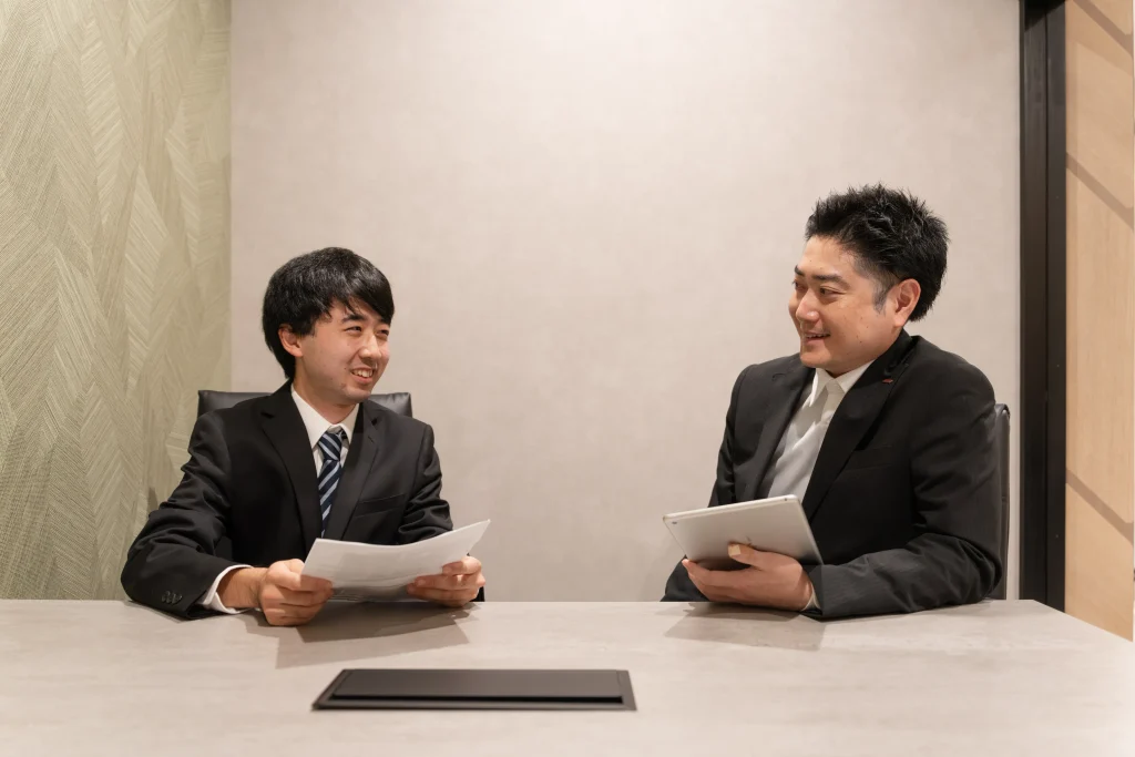 Business Park Mabuchi|商談室で向かい合って話す二人