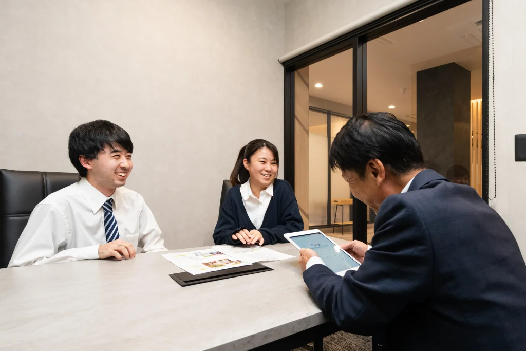 Business Park Mabuchi|資料を広げて打ち合わせる三人