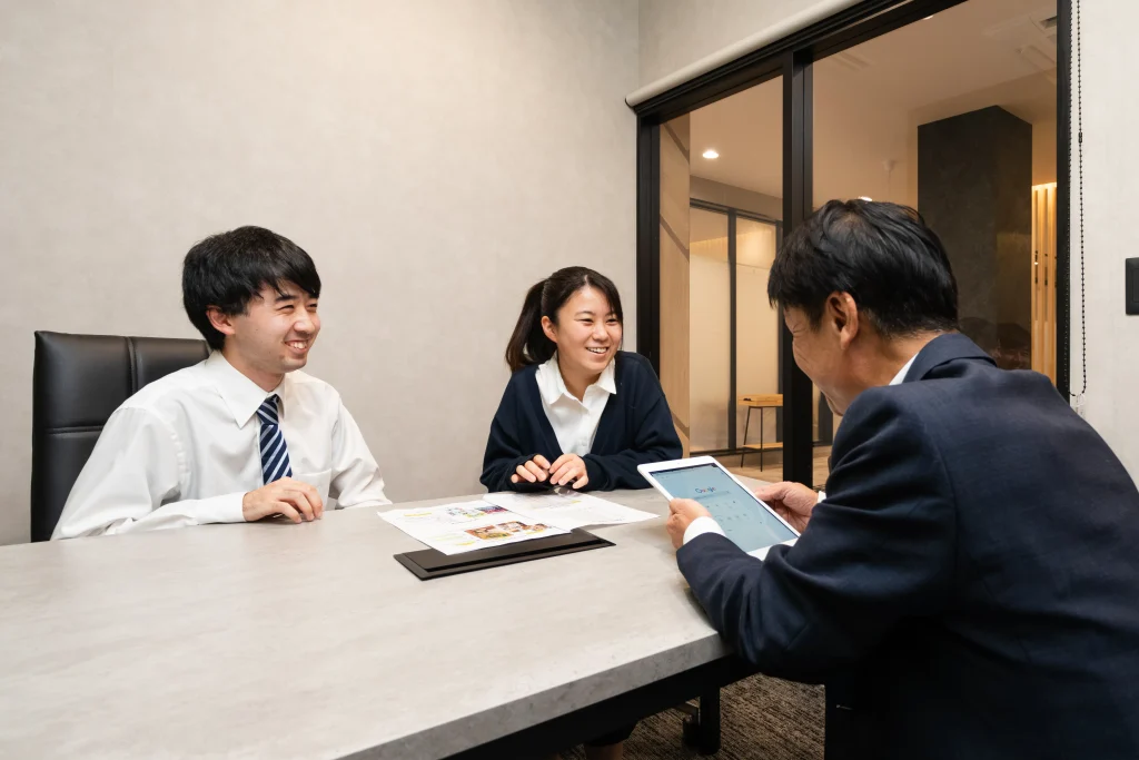 Business Park Mabuchi|商談室での打ち合わせの様子