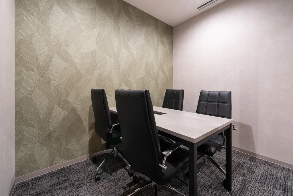 Business Park Mabuchi|テーブルと椅子を備えた商談室