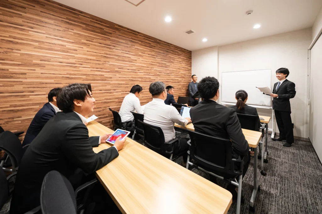 Business Park Mabuchi|会議室で説明を聞く参加者