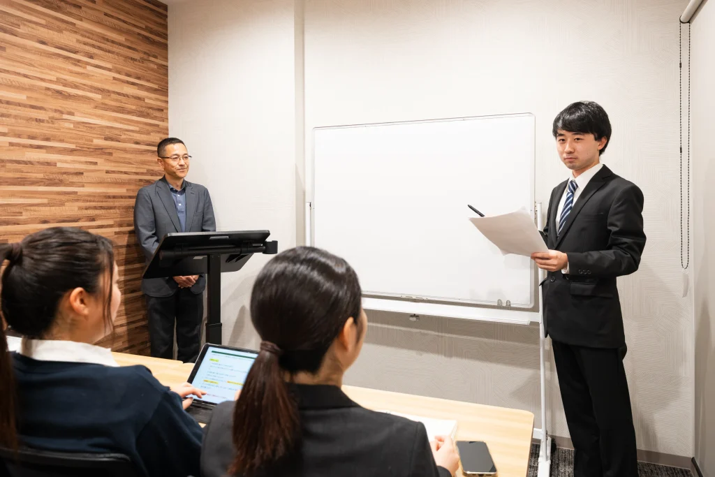 Business Park Mabuchi|資料を手に説明する登壇者