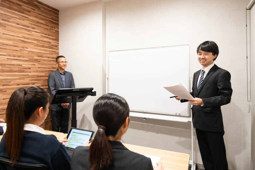 Business Park Mabuchi|会議室で参加者に話す登壇者