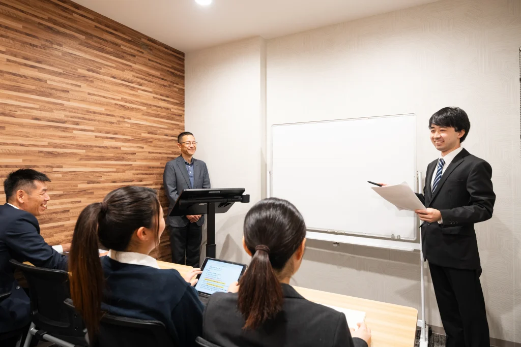 Business Park Mabuchi|会議室での説明と対話の場面