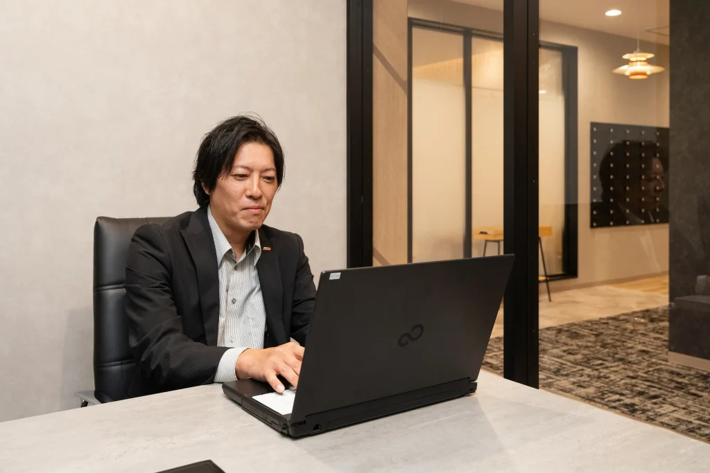 Business Park Mabuchi|個室でパソコンに向かう利用シーン