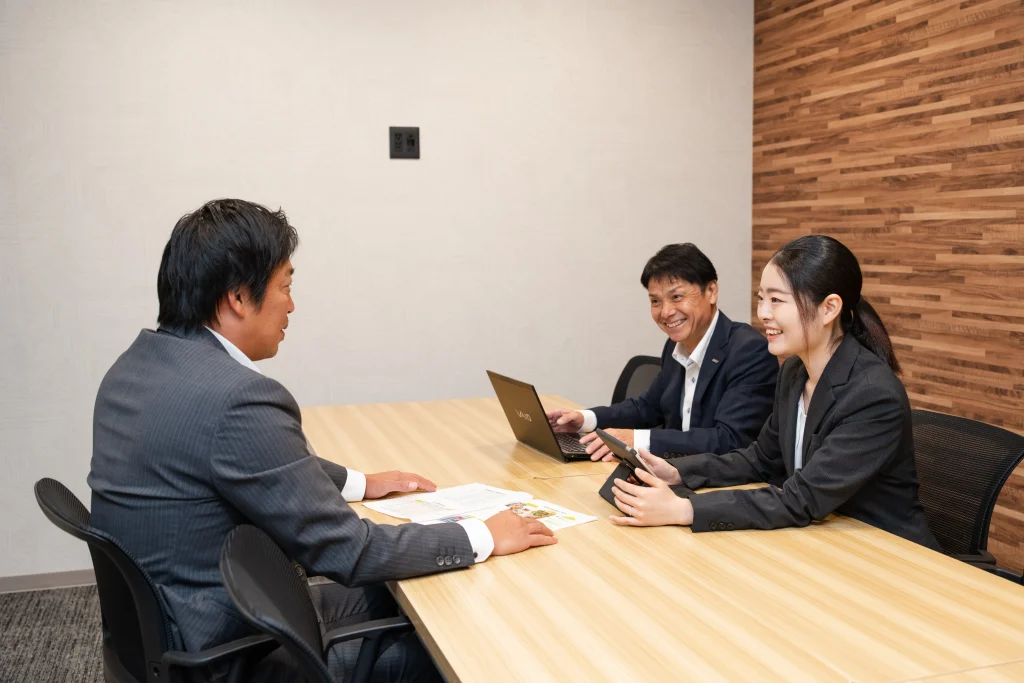 Business Park Mabuchi|大会議室での対面の打ち合わせ