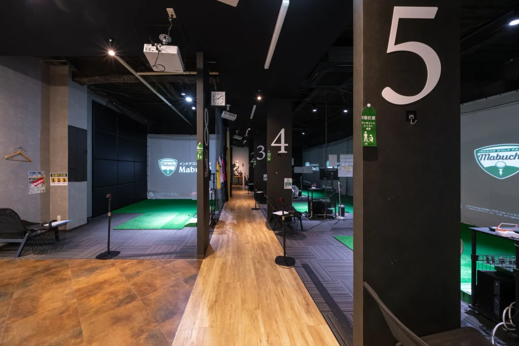 Business Park Mabuchi|シミュレーションゴルフの打席と通路