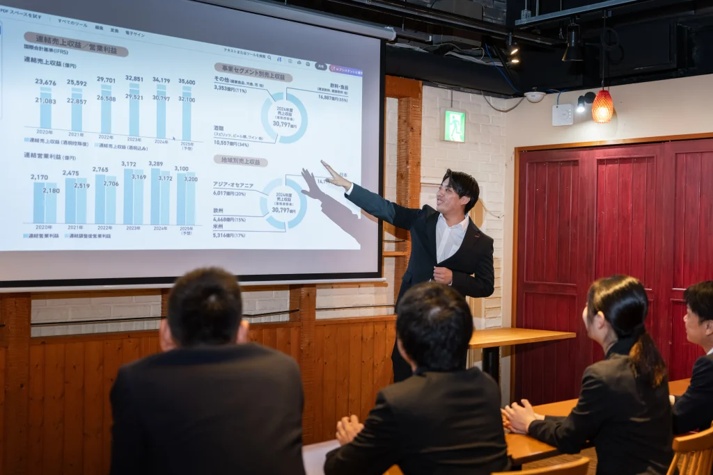 Business Park Mabuchi|スクリーンを使ったセミナーの場面