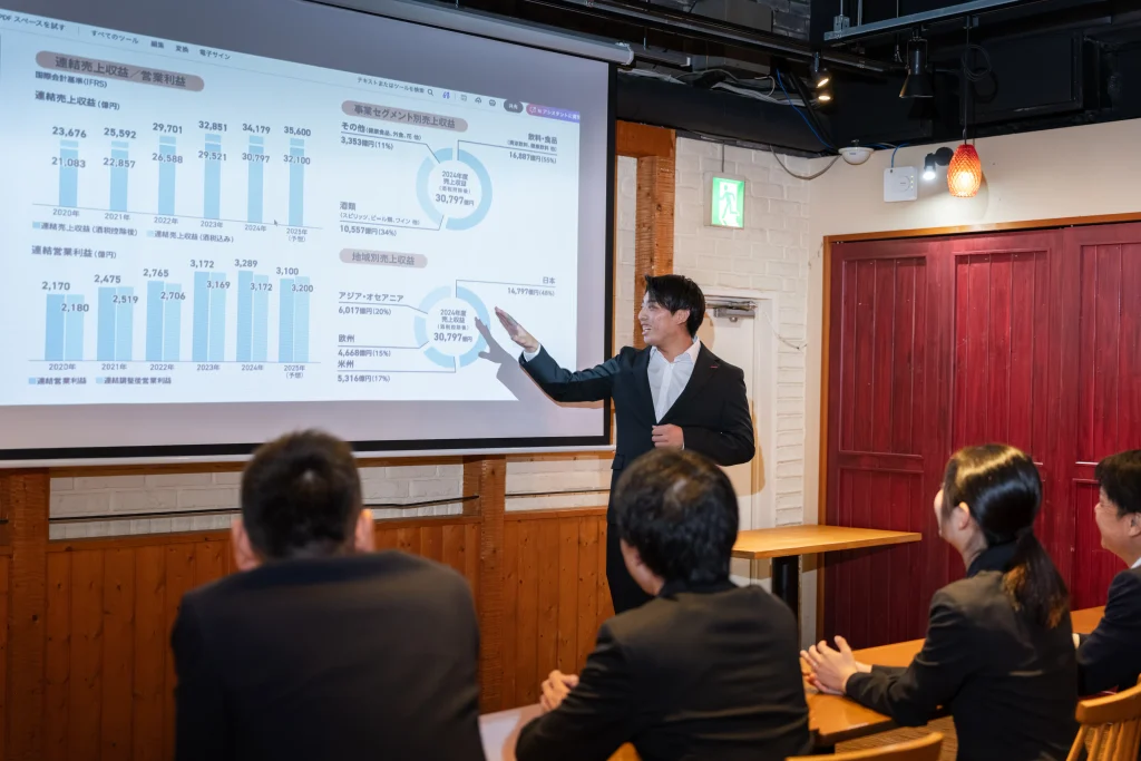 Business Park Mabuchi|投影資料を説明する登壇者