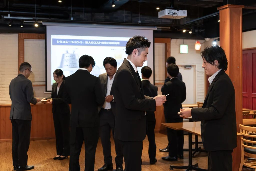 Business Park Mabuchi|立って会話を交わす交流シーン