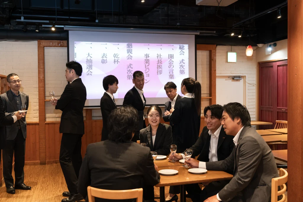 Business Park Mabuchi|スクリーンのある室内での交流風景