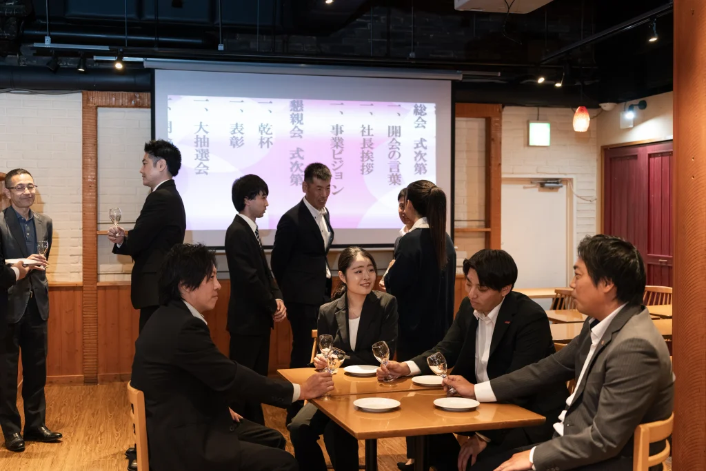 Business Park Mabuchi|テーブルを囲んだ参加者の交流風景