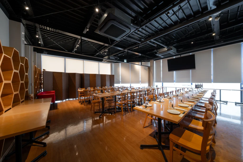 Business Park Mabuchi|窓から光が入るバンケットの空間