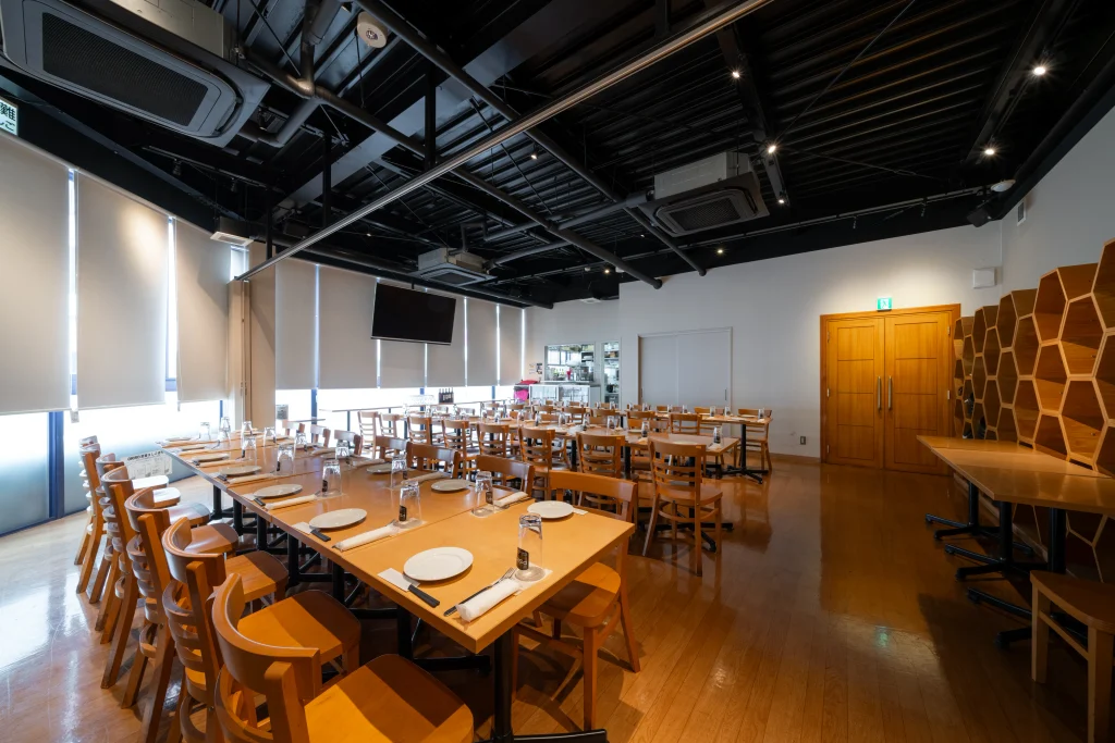 Business Park Mabuchi|テーブルを配したバンケットの室内