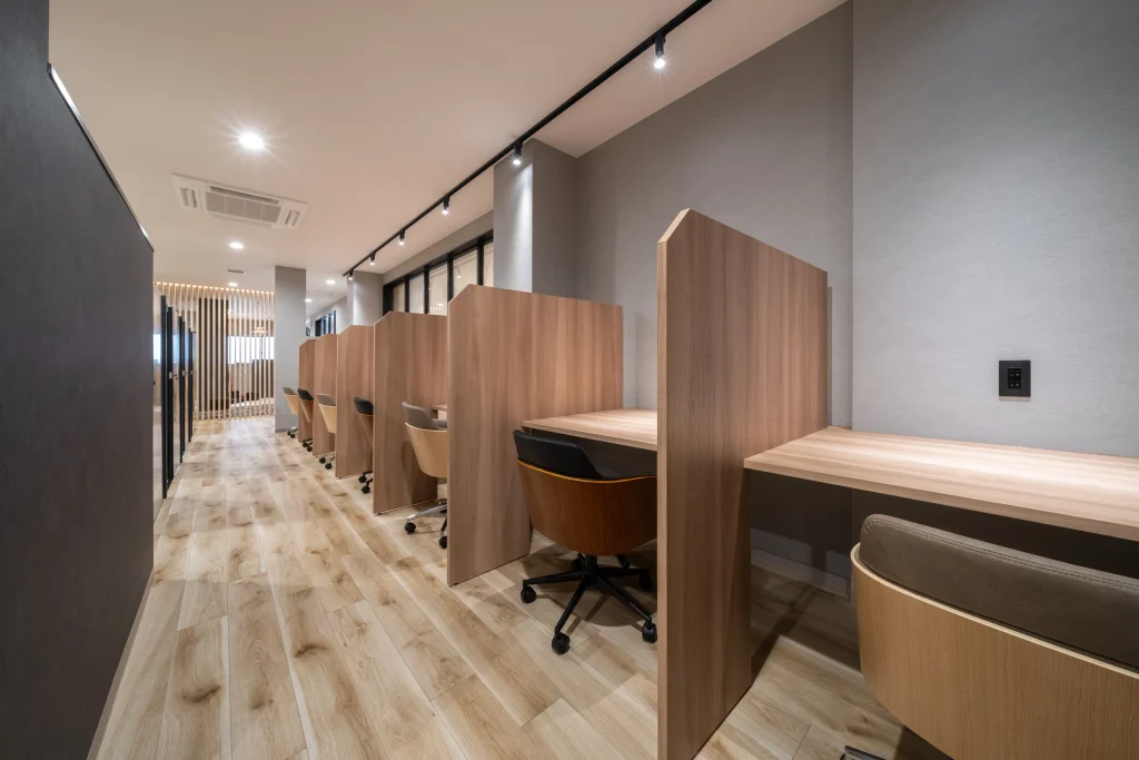 Business Park Mabuchi|半個室のワークスペースが並ぶ通路