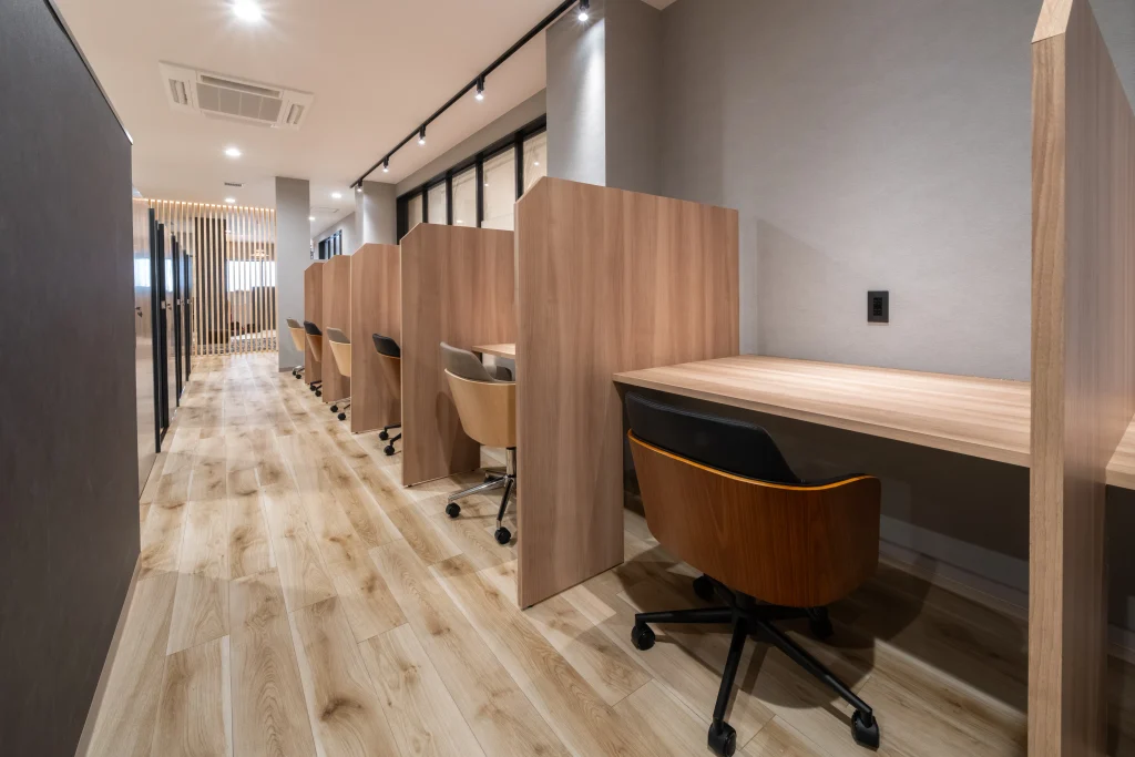 Business Park Mabuchi|仕切りを設けたワークデスク