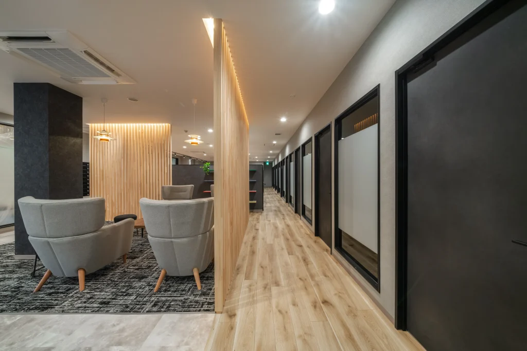 Business Park Mabuchi|ラウンジと個室へ続く通路