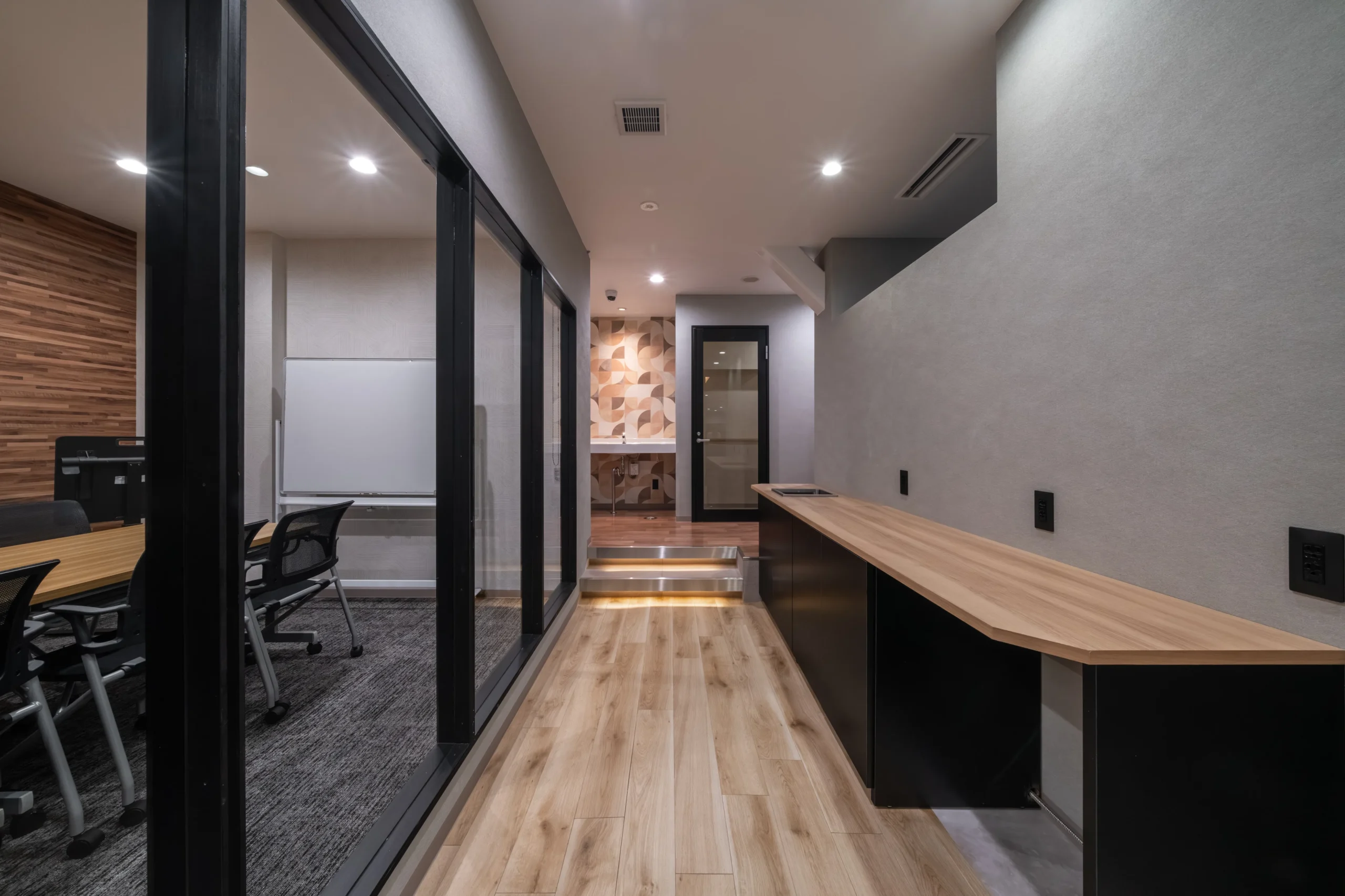 Business Park Mabuchi|カウンターデスクのある通路