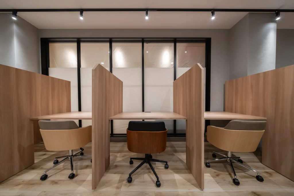 Business Park Mabuchi|仕切りで区切られたワークデスク