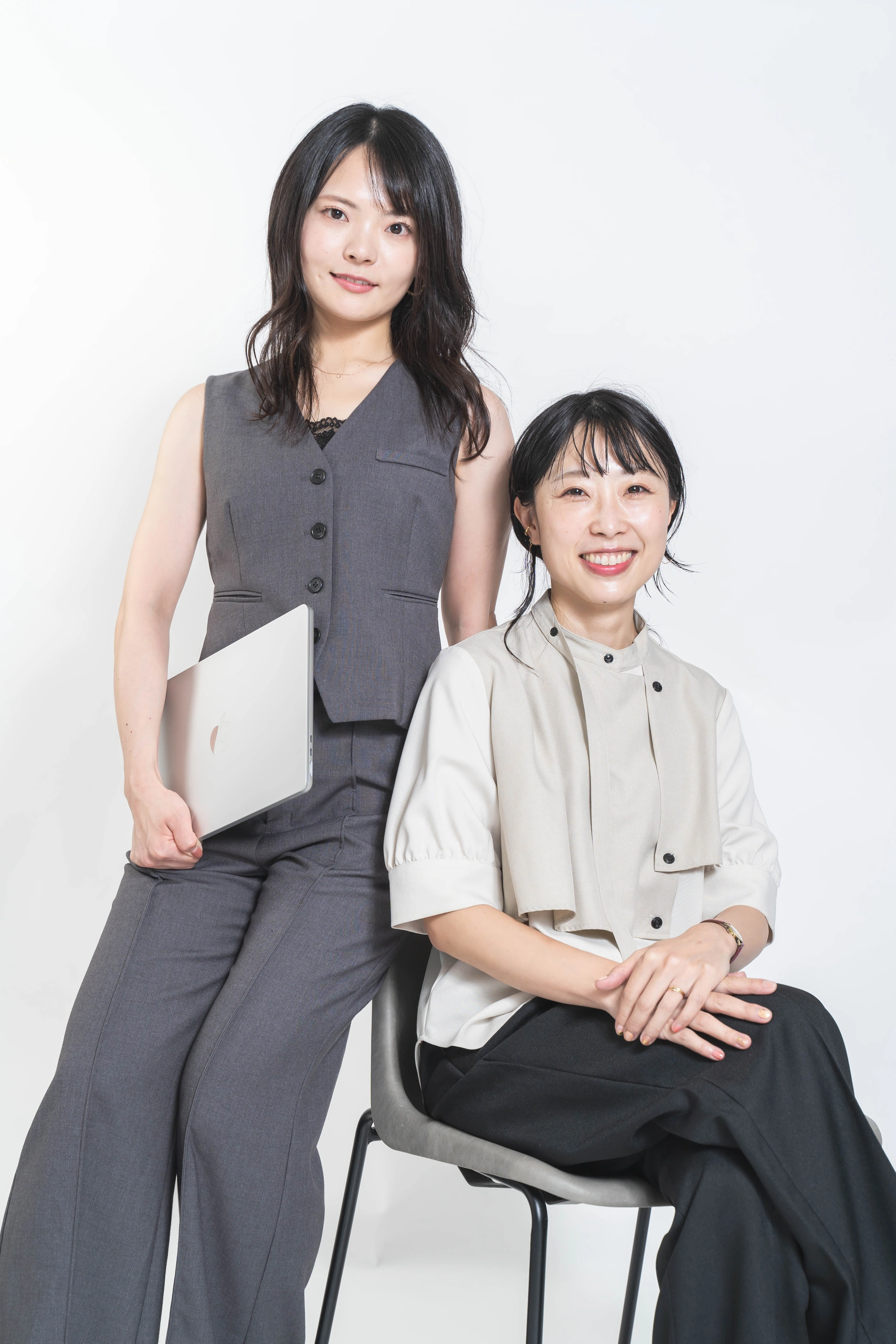 椅子に座る人物とその横に立つ人物のツーショット
