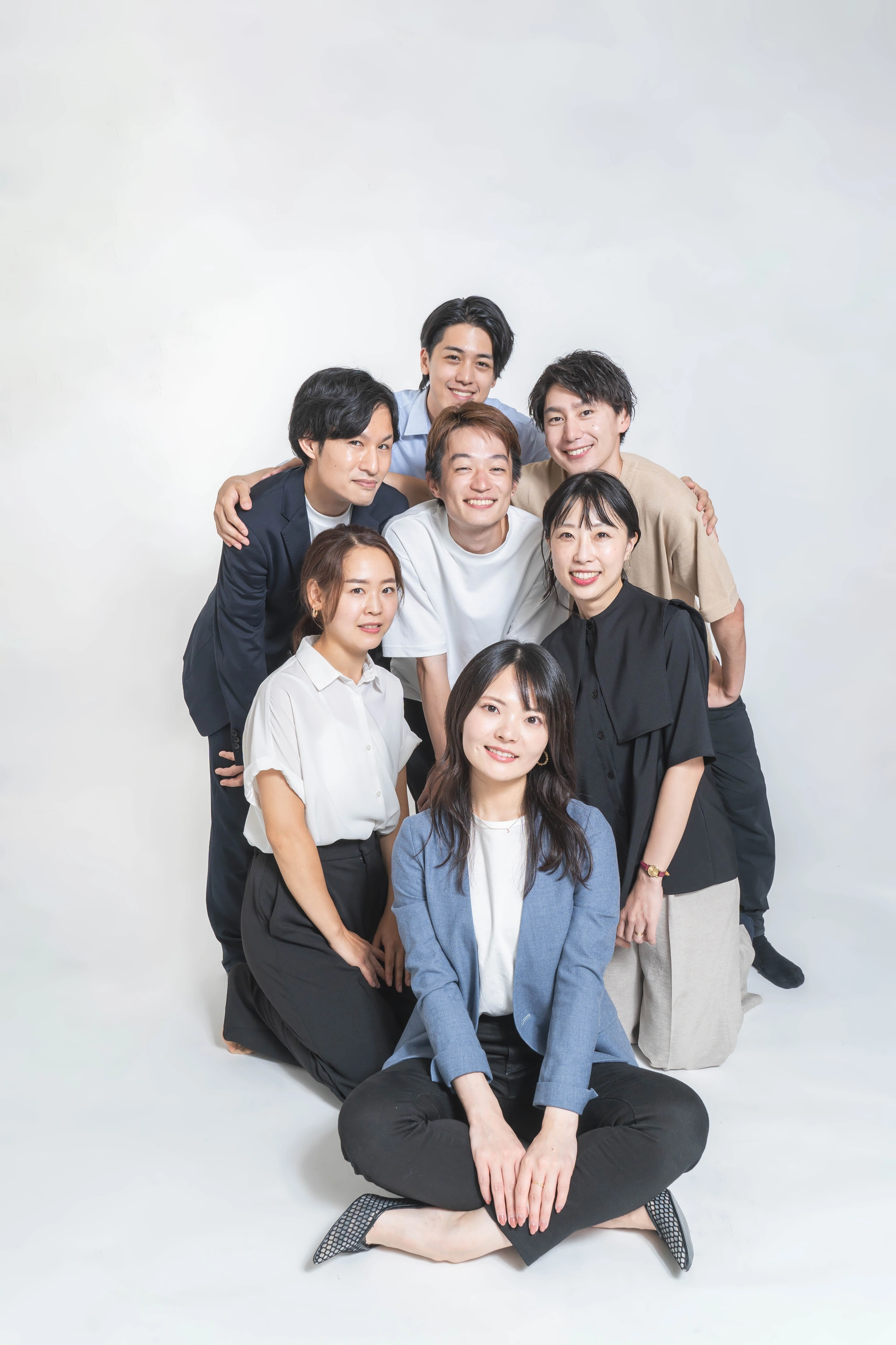 前後に並んだメンバーを高い位置から撮影した集合写真